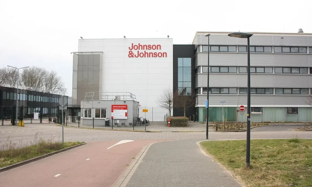 interoperable surgical software Surgeons using interoperable surgical software in a connected OR